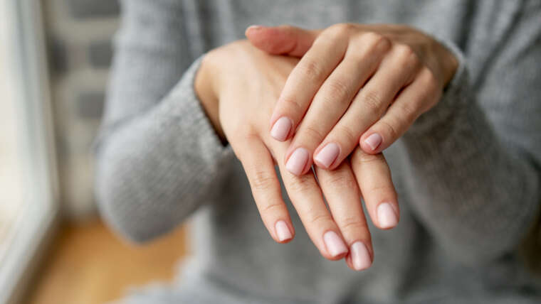 Problemy z paznokciami – kiedy warto odwiedzić dermatologa?